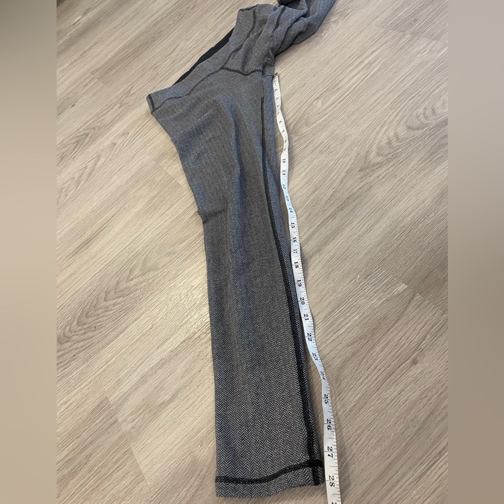 Lululemon IVIVVA Bundle Grey Leggings (14) with matching Lululemon Vinyasa & hat - Picture 6 of 11